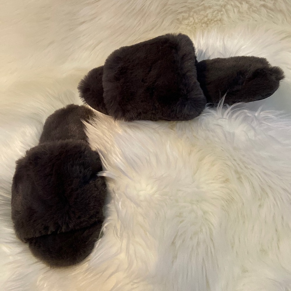 ****NWOT ***Lemon dark gray fuzzy slippers
